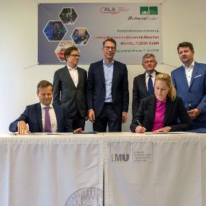 v.l.n.r. Prof. Dr. Ferenc Krausz (Fakultät für Physik LMU), Moritz von der Linden (CEO Marvel Fusion), Staatsminister Markus Blume, Prof. Dr. Dr. h.c. Bernd Huber (Präsident der LMU), Heike Freund (COO Marvel Fusion), Staatssekretär Sandro Kirchner