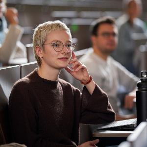 Deutschlandstipendiaten der LMU in einem Hörsaal, im Vordergrund Ina Brechenmacher