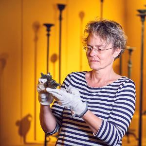 Prof. Dr. Bielfeldt in front of antique lamps
