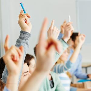 Schüler melden sich beim Unterricht.