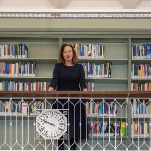 Portrait of Prof. Dr. Monika Betzler in a library.