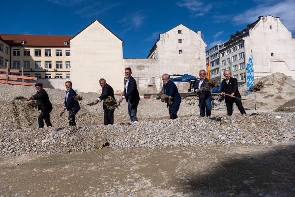 Gruppenfoto im Moment des Spatenstichs, von links nach rechts: Professor Yan Lavallée, Professur für Magmatische Petrologie und Vulkanologie (Lehrstuhl), Thomas Jenkel, Leiter des Staatlichen Bauamts München 2, LMU-Präsident Professor Bernd Huber, bayerischer Wissenschaftsminister Markus Blume, Professor Donald Bruce Dingwell, Direktor des Departments für Geo- und Umweltwissenschaften, Professor Joris Peters, Generaldirektor der Staatlichen Naturwissenschaftlichen Sammlungen Bayerns, und Professor Eckhard Gerber von Gerber Architekten