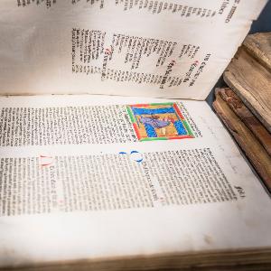 Aufgeschlagenes Buch