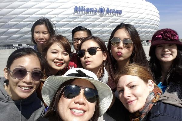 Aufnahme von vielen Studenten vor der Allianz Arena im Rahmen der Munich International Summer University.