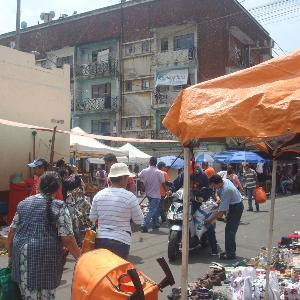 Aufnahme eines Markts in Tepito in Mexiko-Stadt mit vielen Bewohnern