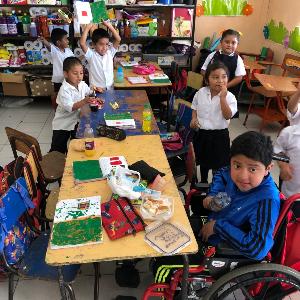 Aufnahme von Kindern in einem Klassenzimmer in einer Dorfschule in Guatemala.