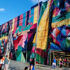 Ein buntes Wandbild Etnias in Rio de Janeiro.