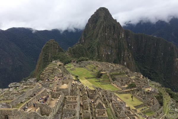 Blick auf Machu Picchu und die nebelumhüllten Gipfel der Anden