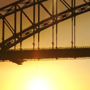 Foto einer Brücke über dem Meer bei Sonnenuntergang in Australien.