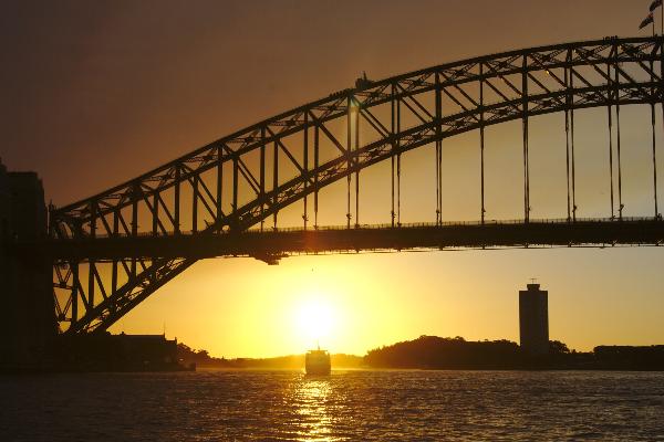 Foto einer Brücke über dem Meer bei Sonnenuntergang in Australien. | © Clara Johanna Krüerke Foto einer Brücke über dem Meer bei Sonnenuntergang in Australien.