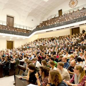 Blick auf eine zum Semesterstart gut besuchte Vorlesung von LMU-Soziologe Prof. Dr. Armin Nassehi im Audimax.