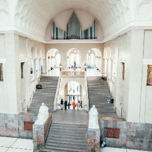 View into the atrium of the LMU main buidling