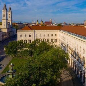 Hauptgebäude und Geschwister-Scholl-Platz von oben