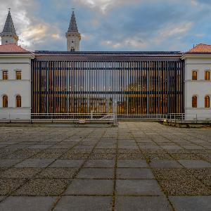 Philologicum von außen mit den zwei Türmen der Ludwigskirche im Hintergrund