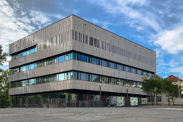 Schräge Sicht auf das Nanoinstitut an der Königinstraße
