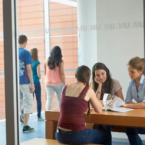 Students in a work area on the Campus Großhadern/ Martinsried