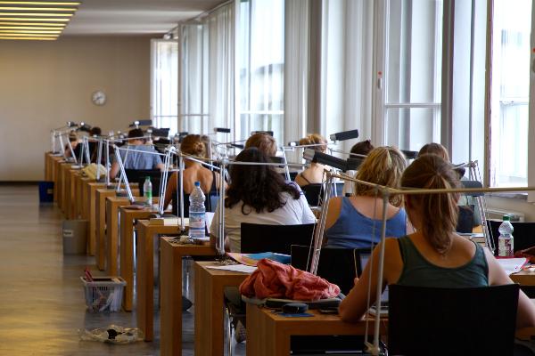 Studenten im Arbeitsbereich der Bibliothek