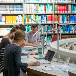 Lernende Studierende in der Lesehalle der medizinischen Fachbibliothek