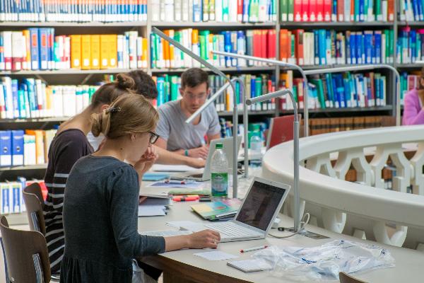 Lernende Studierende in der Lesehalle der medizinischen Fachbibliothek