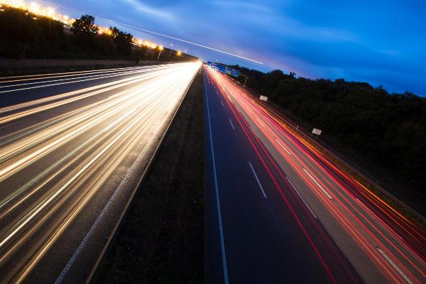 Eins in Zeitraffer entstandenes Bild von einer Autobahn. | © Benno Grieshaber Photoproduktion Eins in Zeitraffer entstandenes Bild von einer Autobahn.