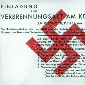 Plakat mit der Aufschrift Einladung zum Verbrennungsakt am Königsplatz und ein rotes Hakenkreuz darüber
