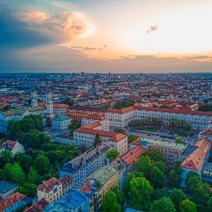 Luftbild von München und einen teilweise von Wolken bedeckter Himmel