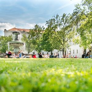 LMU-Hauptgebäude mit Geschwister-Scholl-Platz im Sommer