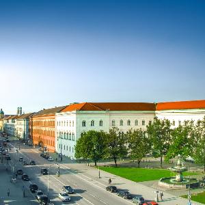 Sicht auf das Hauptgebäude und den Ludwigskirche aus dem Lehrturm der Juristischen Fakultät.