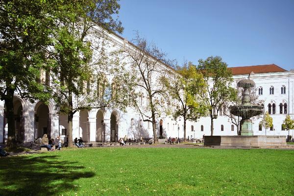 Der Geschwister Scholl Platz im Sommer