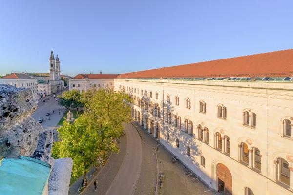 Das Hauptgebäude der LMU von der Seite. Im Hintergrund ist die Ludwigskirche zu erkennen