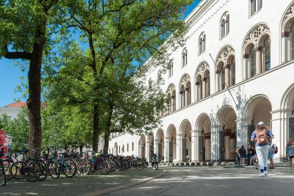 LMU Hauptgebäude von außen mit Studierenden und vielen Fahrrädern