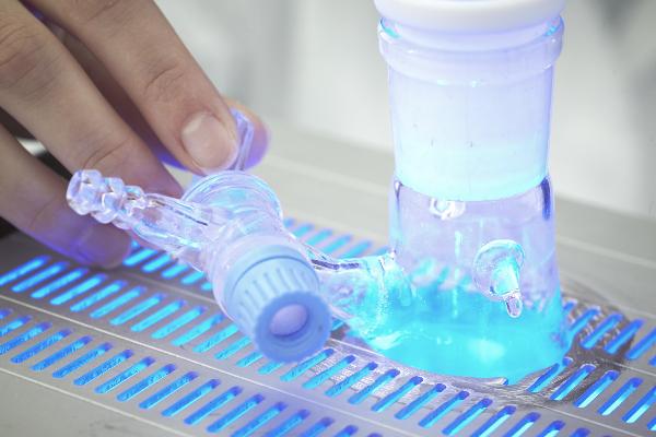Eine Versuchssituation im Labor mit blauen Licht