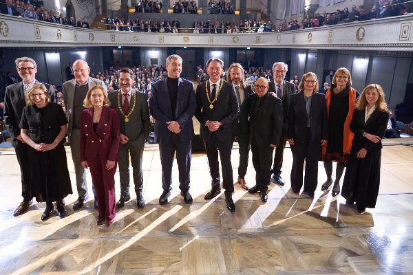 From left to right: Prof. Jochen Kuhn, Vice President for Innovation in Education and Teacher Training, Prof. Julia Dittrich, Vice President for Digital Strategy, Benedikt Grothe, Vice President for the Natural and Life Sciences & Deputy LMU President, Dr. Margit Weber, Vice President for Equity, Talent Management and Diversity, Prof. Dr. Thomas Hofmann, President TUM, Dr. Markus Söder, Bavarian Minister-President, Prof. Matthias Tschöp, President LMU, Dr. Philipp Baaske, Vice President for Entrepreneurship, Prof. Armin Nassehi, Vice President for Law, Economics and Social Science & Deputy LMU President, Dr. Christoph Mülke, Vice President for Finance and Administration, Prof. Carola Metzner-Nebelsick, Vice President for Humanities, Ms. Beatrice Lugger, Vice President for Communication, Prof. Francesca Biagini, Vice President for Mathematics and Computer Sciences