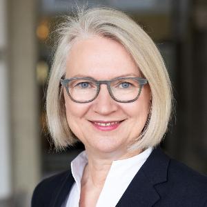 Portrait von Prof Monika Schnitzer.