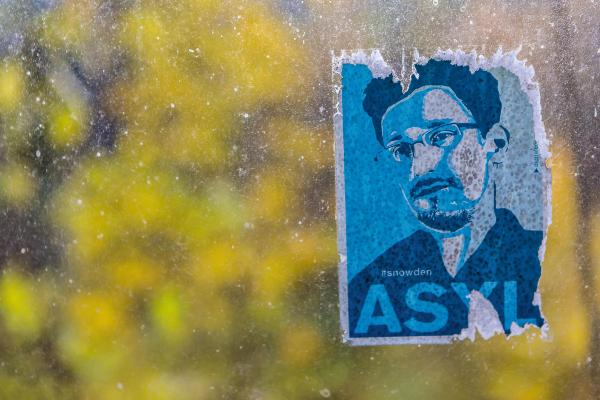 Ein Aufkleber, auf dem Snowden abgebildet ist. | © Ralph Goldmann/picture alliance Ein Aufkleber, auf dem Snowden abgebildet ist.