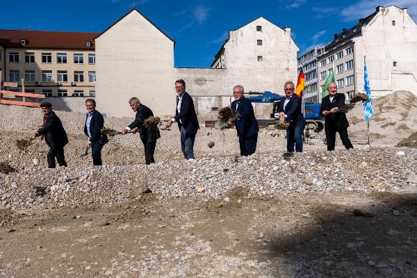 from left to right: Professor Yan Lavallée, Chair of Magmatic Petrology and Volcanology LMU, Thomas Jenkel, Head of the Munich State Building Authority 2, president of LMU Professor Bernd Huber, Bavaria’s State Minister for Science Markus Blume, Professor Donald Bruce Dingwell, Director of the Department for Earth and Environmental Sciences LMU, PProfessor Joris Peters, Chair of Paleoanatomy, Domestication Research and History of Veterinary Medicine at LMU and Director of the Bavarian State Collection for Palaeoanatomy, and Professor Eckhard Gerber of Gerber Architekten