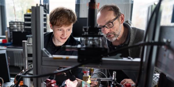 Professor Dr. Harald Weinfurter (rechts) and Dr. Lukas Knips