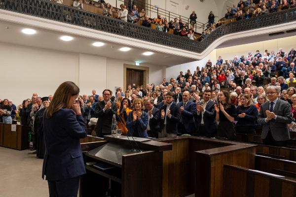 Natalie Amiri, Journalistin, Fernsehmoderatorin und Buchautorin