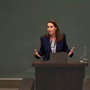 Natalie Amiri, Journalistin, Fernsehmoderatorin und Buchautorin