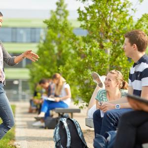 Studierende vor dem Biomedizinschen Zentrum.