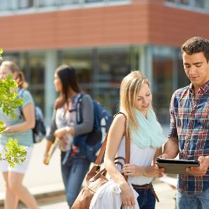 Studierende, Outdoors, im Freien, Studenten, Studentengruppe, Freizeit, Studium, im Gespräch.