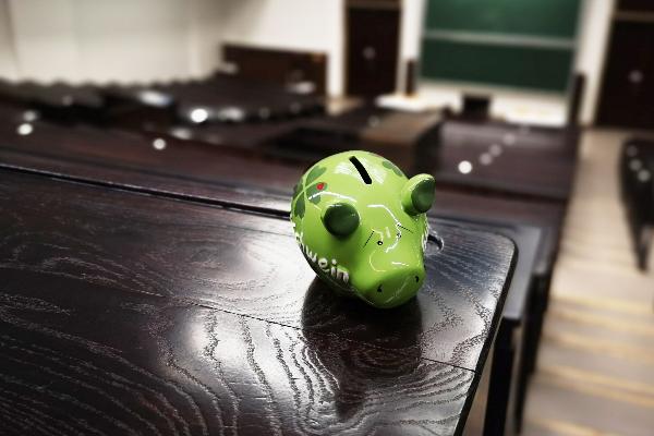 Ein Sparschwein in einem Vorlesungsraum der LMU. | © LMU Ein Sparschwein in einem Vorlesungsraum der LMU.