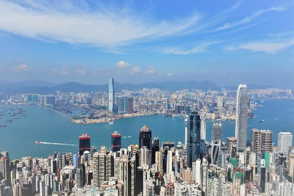 Hong Kongs Hochhäuser und das Meer aus der Luft fotografiert.