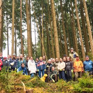Fördernde und Geförderte bei der Baumpflanzung 2025