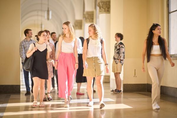 International LMU students talking to each other in the corridor