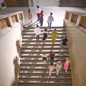 Internationale Studierende die Treppen hochlaufen