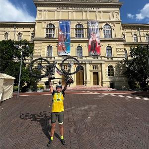 Fausto Ignatov mit Fahrrad an der University of Szeged