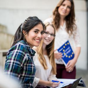 Studentinnen auf dem Campus