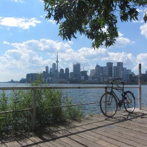 Fahrrad am Steg in Kanada