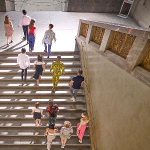 Studierende auf der Treppe zum Lichthof